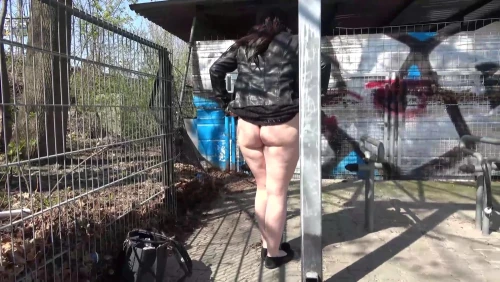 Curvy Babe mija abertamente na garagem pública: Ver em EroticOnly